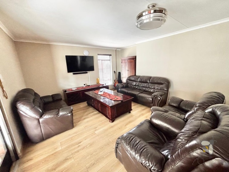 Noordrand, 5 bedroom house for sale, move-in ready, solar power, JoJo tanks, swimming pool, built-in braai, caravan carport, 1 bedroom flat, prepaid meter, security, workshop.