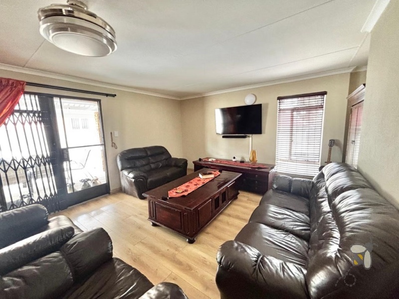 Noordrand, 5 bedroom house for sale, move-in ready, solar power, JoJo tanks, swimming pool, built-in braai, caravan carport, 1 bedroom flat, prepaid meter, security, workshop.