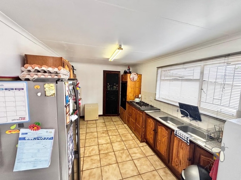 Noordrand, 5 bedroom house for sale, move-in ready, solar power, JoJo tanks, swimming pool, built-in braai, caravan carport, 1 bedroom flat, prepaid meter, security, workshop.