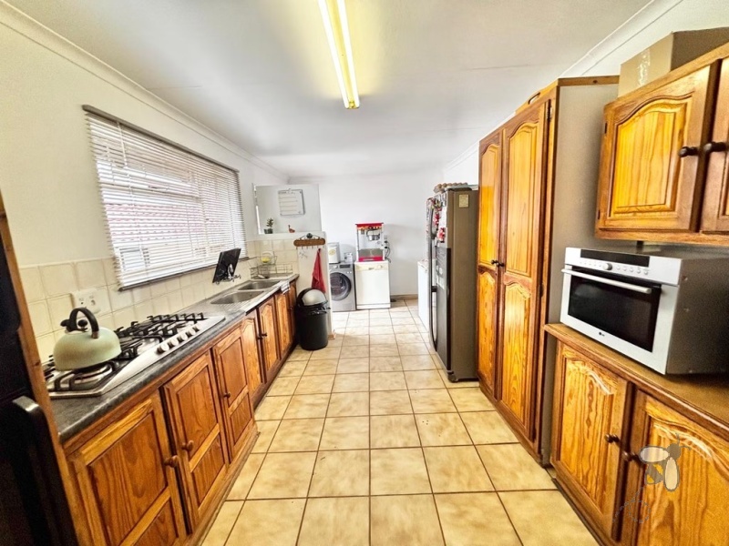 Noordrand, 5 bedroom house for sale, move-in ready, solar power, JoJo tanks, swimming pool, built-in braai, caravan carport, 1 bedroom flat, prepaid meter, security, workshop.