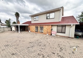 Noordrand, 5 bedroom house for sale, move-in ready, solar power, JoJo tanks, swimming pool, built-in braai, caravan carport, 1 bedroom flat, prepaid meter, security, workshop.