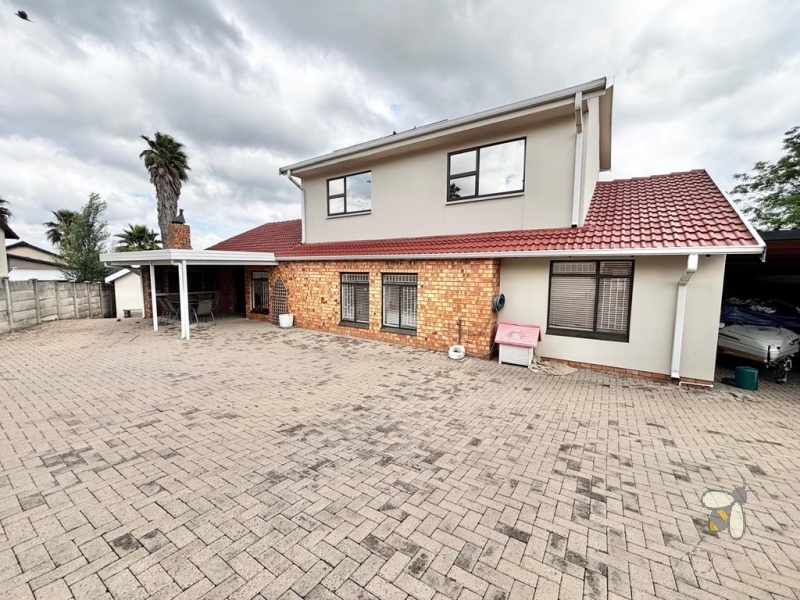 Noordrand, 5 bedroom house for sale, move-in ready, solar power, JoJo tanks, swimming pool, built-in braai, caravan carport, 1 bedroom flat, prepaid meter, security, workshop.