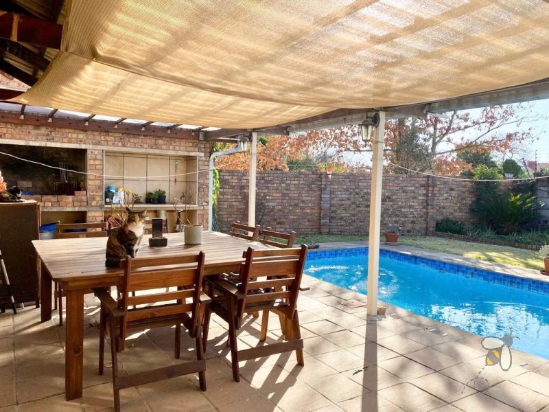 Secunda, 3 bedroom house for sale, good location, near schools, shopping centre, open plan living, granite tops, ELBA stove, fireplace, sparkling pool, built-in braai, double garage.