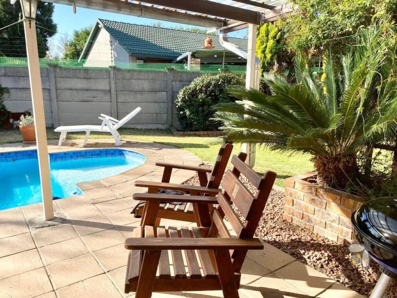 Secunda, 3 bedroom house for sale, good location, near schools, shopping centre, open plan living, granite tops, ELBA stove, fireplace, sparkling pool, built-in braai, double garage.