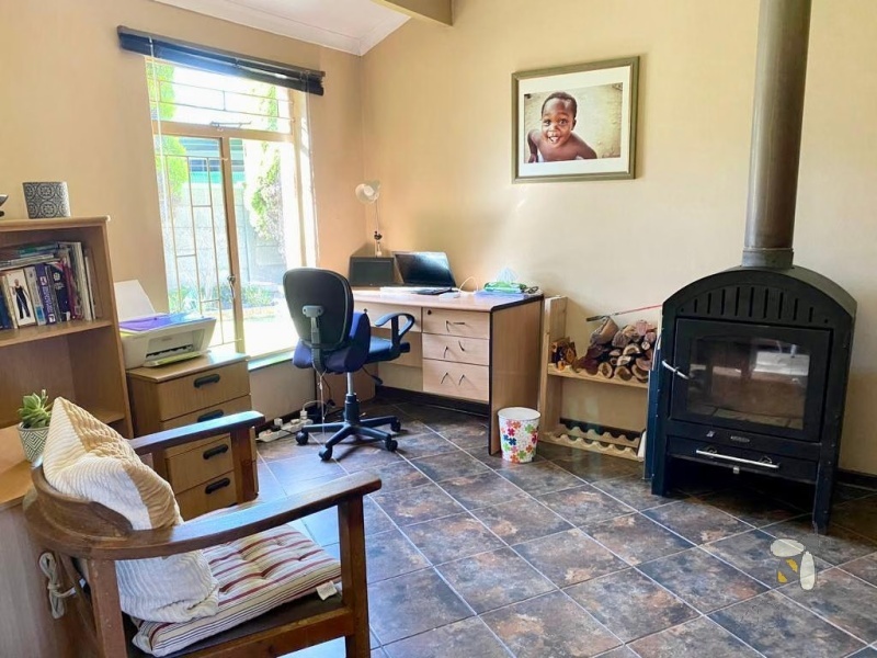 Secunda, 3 bedroom house for sale, good location, near schools, shopping centre, open plan living, granite tops, ELBA stove, fireplace, sparkling pool, built-in braai, double garage.