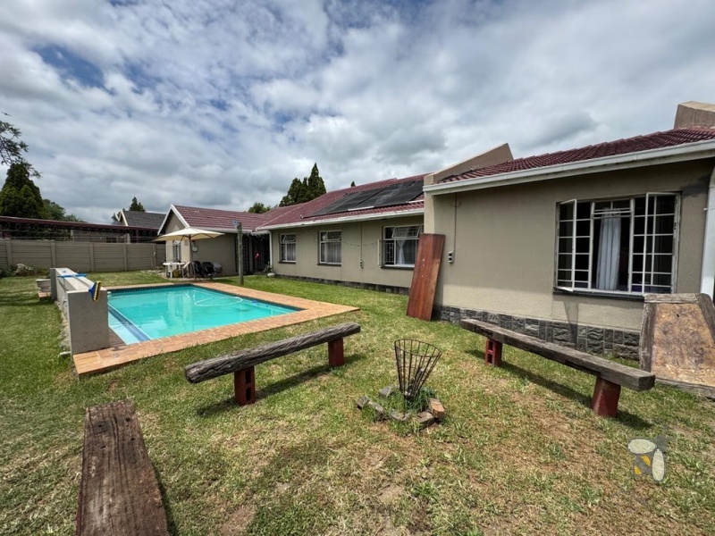 Secunda, 4 bedroom house for sale, central location, three living areas, swimming pool, lapa, built-in braai, single garage, double carport, family home, close to schools.
