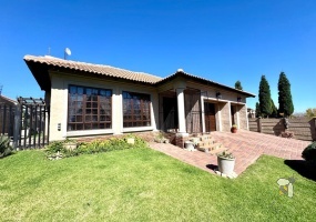 Secunda, Tuscan style home, 3 bedroom house for sale, indoor braai, fireplace, SMEG stove, granite countertops, jet bath, jacuzzi, double garage, scullery, private garden.