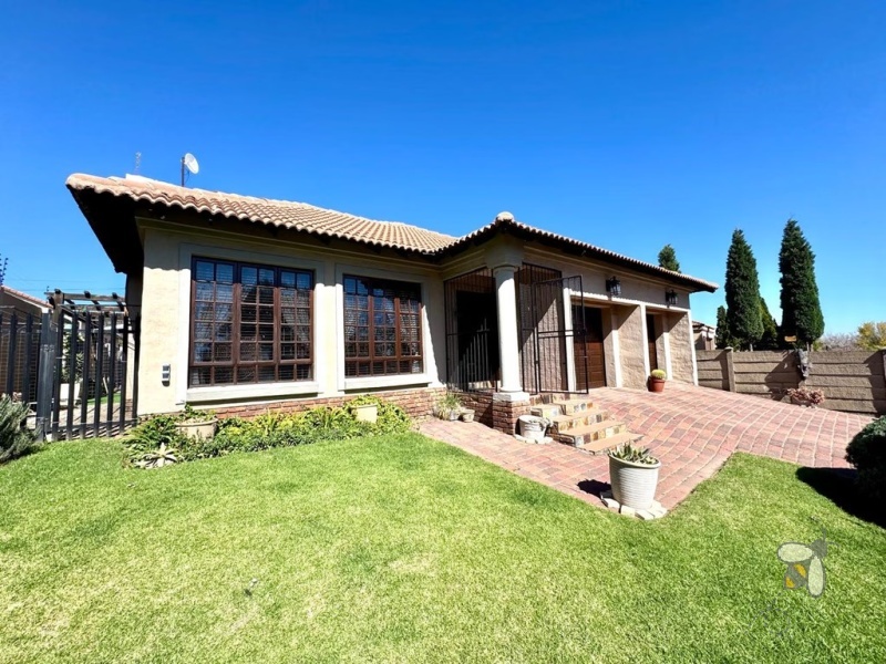 Secunda, Tuscan style home, 3 bedroom house for sale, indoor braai, fireplace, SMEG stove, granite countertops, jet bath, jacuzzi, double garage, scullery, private garden.