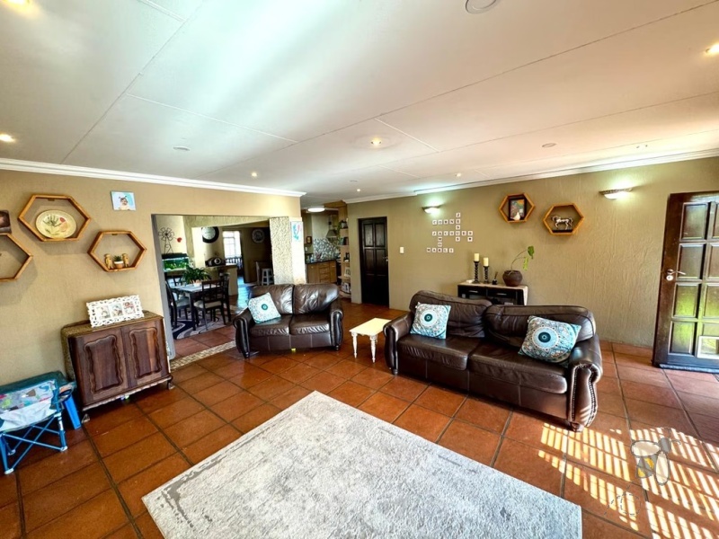 Secunda, Tuscan style home, 3 bedroom house for sale, indoor braai, fireplace, SMEG stove, granite countertops, jet bath, jacuzzi, double garage, scullery, private garden.