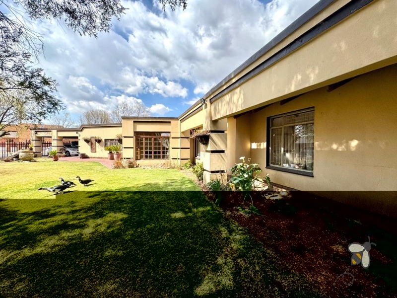 Secunda, 5 bedroom house for sale, two flats, rental income, investor property, dual entrances, indoor braai, renovated kitchen, JoJo tank, central location, extended family.