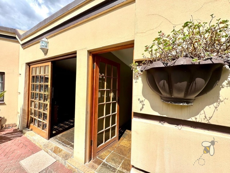 Secunda, 5 bedroom house for sale, two flats, rental income, investor property, dual entrances, indoor braai, renovated kitchen, JoJo tank, central location, extended family.