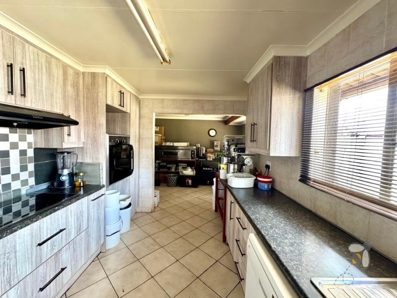 Secunda, 5 bedroom house for sale, two flats, rental income, investor property, dual entrances, indoor braai, renovated kitchen, JoJo tank, central location, extended family.