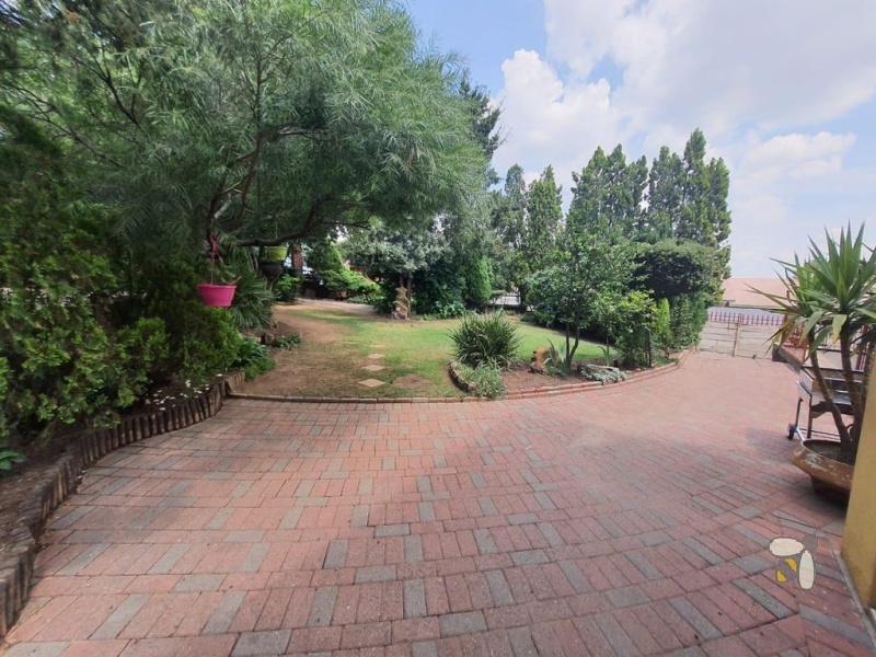 Standerton Central, 5 bedroom house for sale, entertainer\'s home, custom bar, swimming pool, open plan living, gas stove, caravan garage, walking distance to CBD, fireplace, secure entrance.