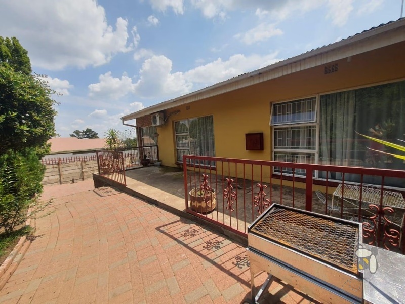 Standerton Central, 5 bedroom house for sale, entertainer\'s home, custom bar, swimming pool, open plan living, gas stove, caravan garage, walking distance to CBD, fireplace, secure entrance.