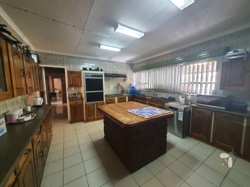 Standerton Central, 5 bedroom house for sale, entertainer\'s home, custom bar, swimming pool, open plan living, gas stove, caravan garage, walking distance to CBD, fireplace, secure entrance.