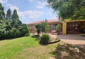 Standerton Central, 5 bedroom house for sale, entertainer\'s home, custom bar, swimming pool, open plan living, gas stove, caravan garage, walking distance to CBD, fireplace, secure entrance.