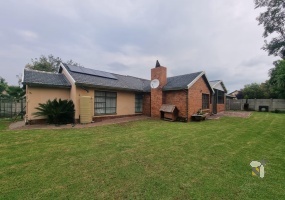 Secunda, big family house, dream entertainment area, enormous yard, solar system, water tanks, modern kitchen, gas hob, corner bath, greenhouse, automated garage, move-in ready.