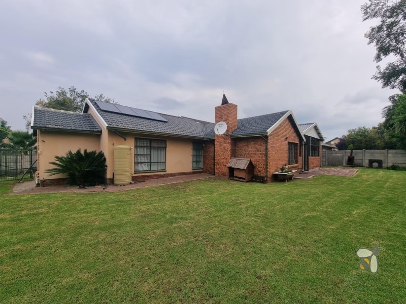Secunda, big family house, dream entertainment area, enormous yard, solar system, water tanks, modern kitchen, gas hob, corner bath, greenhouse, automated garage, move-in ready.