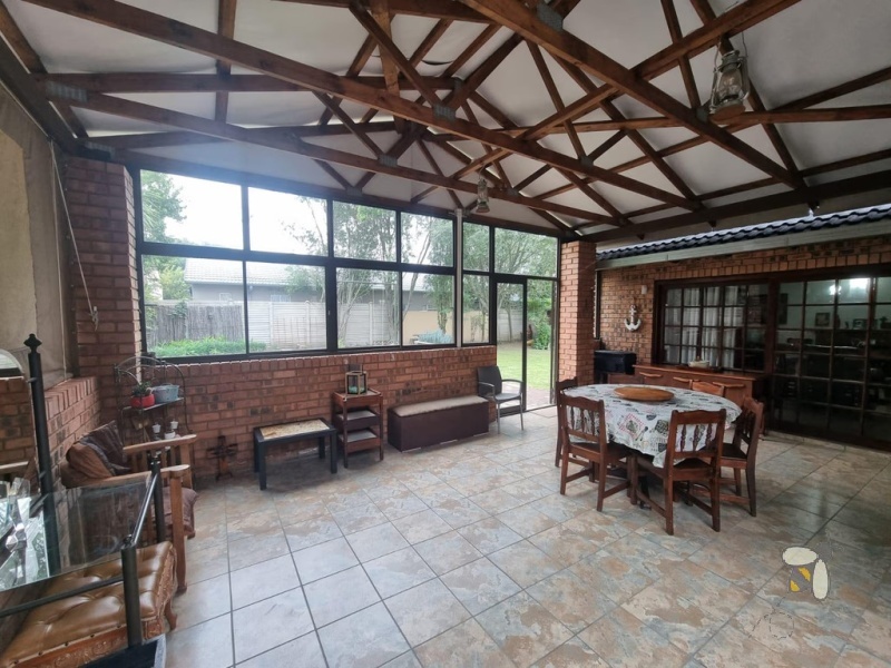 Secunda, big family house, dream entertainment area, enormous yard, solar system, water tanks, modern kitchen, gas hob, corner bath, greenhouse, automated garage, move-in ready.