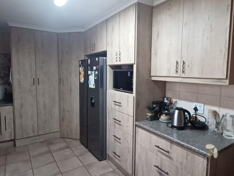 Secunda, big family house, dream entertainment area, enormous yard, solar system, water tanks, modern kitchen, gas hob, corner bath, greenhouse, automated garage, move-in ready.
