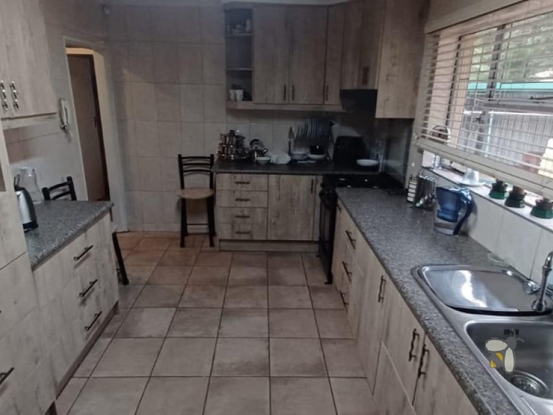 Secunda, big family house, dream entertainment area, enormous yard, solar system, water tanks, modern kitchen, gas hob, corner bath, greenhouse, automated garage, move-in ready.