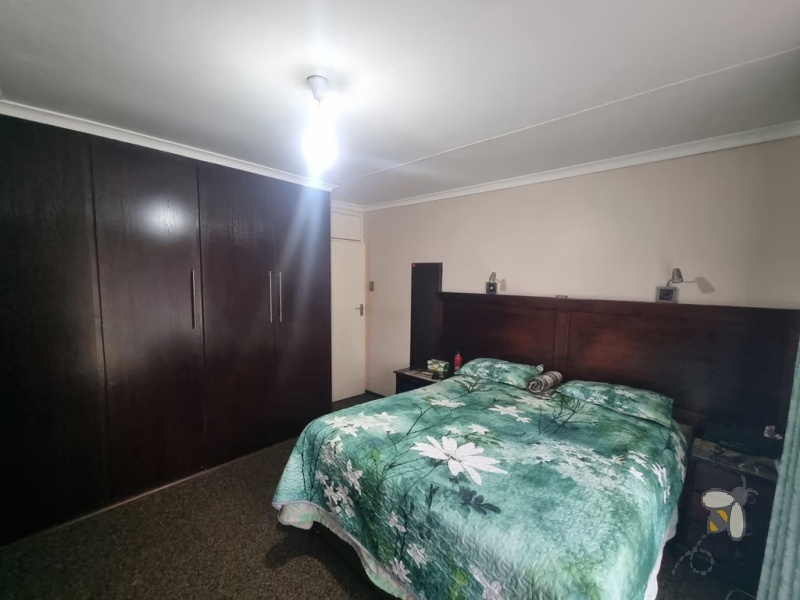 Secunda, big family house, dream entertainment area, enormous yard, solar system, water tanks, modern kitchen, gas hob, corner bath, greenhouse, automated garage, move-in ready.