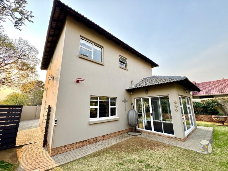 Secunda, modern home, low maintenance, 3 bedroom house for sale, Caesarstone, ELBA gas hob, pajama lounge, boma, JoJo tank, double garage, lock-up-and-go.