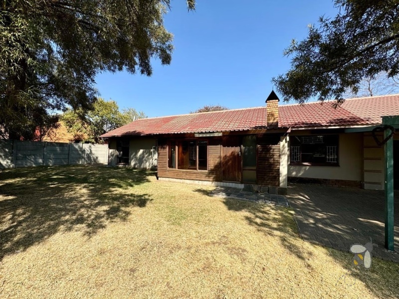 Secunda Central, 6 bedroom house for sale, two houses, dual living, investment property, rental income, corner stand, private yard, sunlit braai area, versatility.