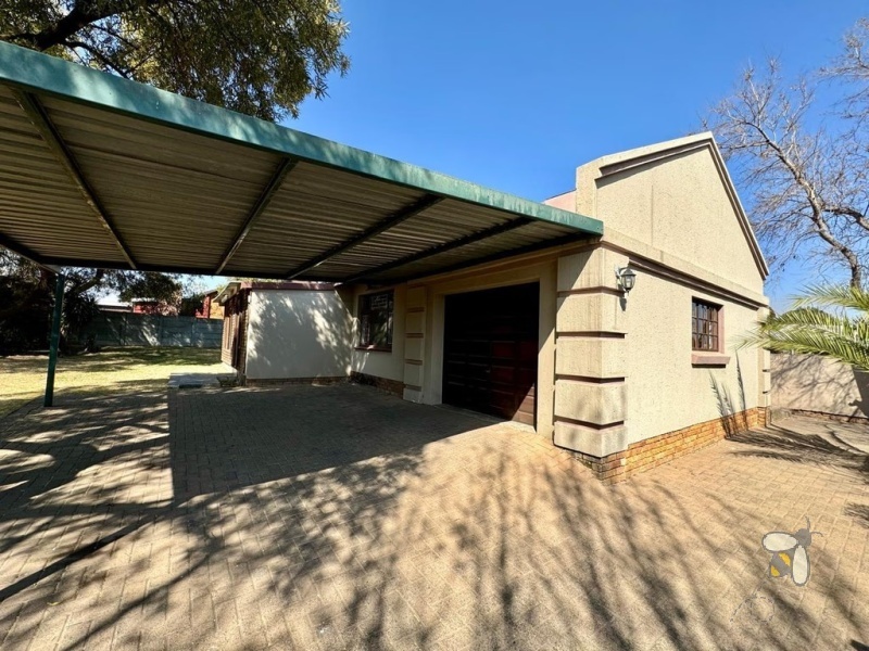 Secunda Central, 6 bedroom house for sale, two houses, dual living, investment property, rental income, corner stand, private yard, sunlit braai area, versatility.