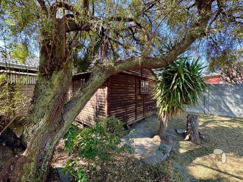 Secunda Central, 6 bedroom house for sale, two houses, dual living, investment property, rental income, corner stand, private yard, sunlit braai area, versatility.