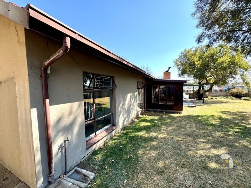 Secunda Central, 6 bedroom house for sale, two houses, dual living, investment property, rental income, corner stand, private yard, sunlit braai area, versatility.