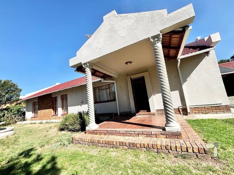 Secunda, 4 bedroom family home, open plan living, double garage, double carport, spacious yard, outside room, staff accommodation, versatile home.