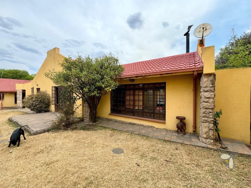 Secunda, 3 bedroom house for sale, 1 bedroom flat, rental income, self-contained flat, solid oak kitchen, granite countertops, Jetmaster fireplace, built-in braai, tandem garage.