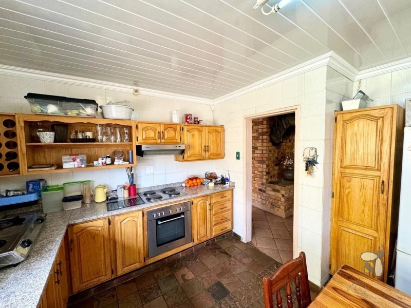 Secunda, 3 bedroom house for sale, 1 bedroom flat, rental income, self-contained flat, solid oak kitchen, granite countertops, Jetmaster fireplace, built-in braai, tandem garage.