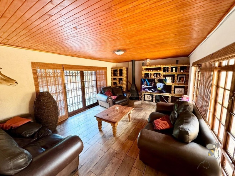 Secunda, 3 bedroom house for sale, 1 bedroom flat, rental income, self-contained flat, solid oak kitchen, granite countertops, Jetmaster fireplace, built-in braai, tandem garage.