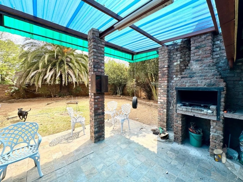 Secunda, 3 bedroom house for sale, 1 bedroom flat, rental income, self-contained flat, solid oak kitchen, granite countertops, Jetmaster fireplace, built-in braai, tandem garage.