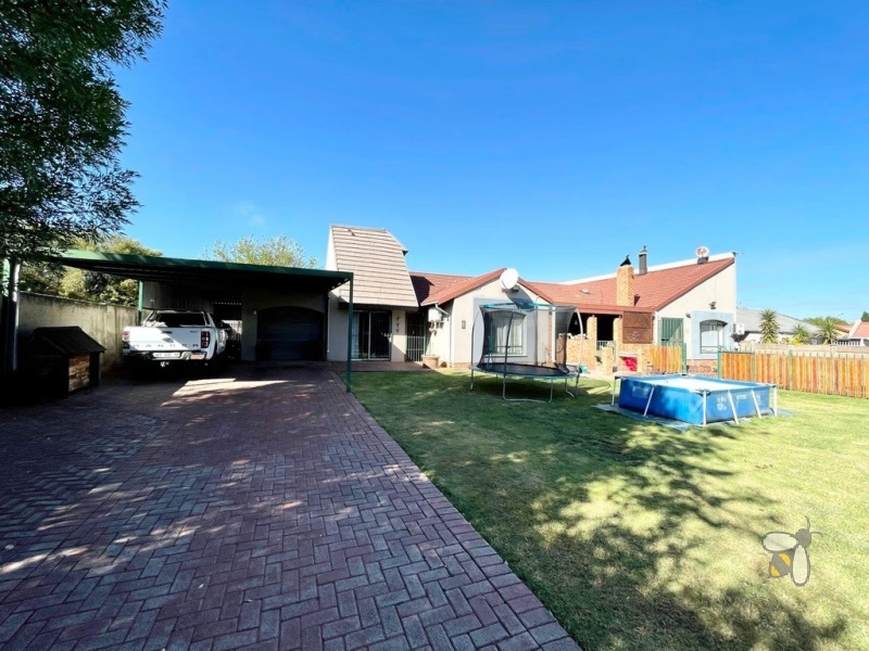 Secunda, 3 bedroom house for sale, 1 bedroom flat, separate entrance, dual living, rental income, built-in braai, granite tops, JoJo tank, generator switch, family home.