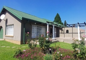 Kosmos Park, 4 bedroom house for sale, inviting home, open-plan living, custom en-suite, two lounges, outside room, income potential, two garages, spacious kitchen.