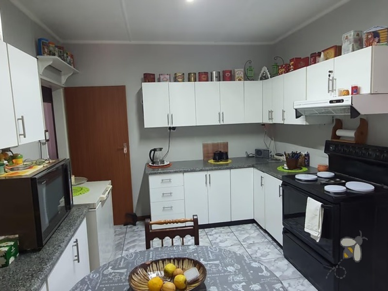 Standerton Central, luxurious home for sale, 4 bedroom house, Jacuzzi bath, open-plan living, built-in braai, 3 garages, 3 carports, income potential, water tank, well-maintained.