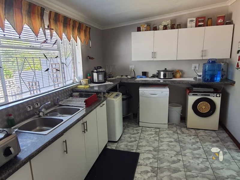 Standerton Central, luxurious home for sale, 4 bedroom house, Jacuzzi bath, open-plan living, built-in braai, 3 garages, 3 carports, income potential, water tank, well-maintained.