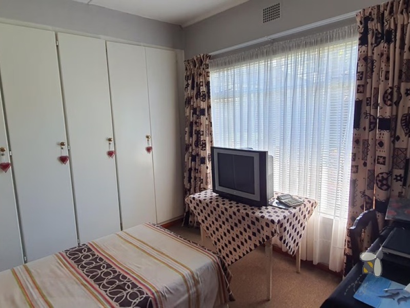 Standerton Central, luxurious home for sale, 4 bedroom house, Jacuzzi bath, open-plan living, built-in braai, 3 garages, 3 carports, income potential, water tank, well-maintained.