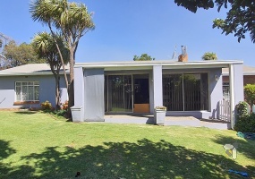 Standerton Central, luxurious home for sale, 4 bedroom house, Jacuzzi bath, open-plan living, built-in braai, 3 garages, 3 carports, income potential, water tank, well-maintained.