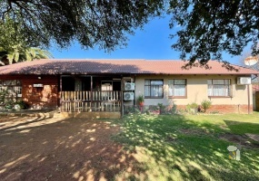 Secunda, 4 bedroom house for sale, renovated kitchen, double oven, built-in braai, air conditioning, double garage, outside room, guest suite, portable pool, family home.