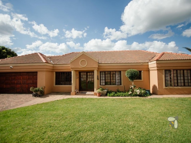 Secunda Central, Trichardt, Tuscan style house, 3 bedroom house for sale, 4 garages, motorized doors, skylight shower, home office, alarm system, tranquil living, suburban.