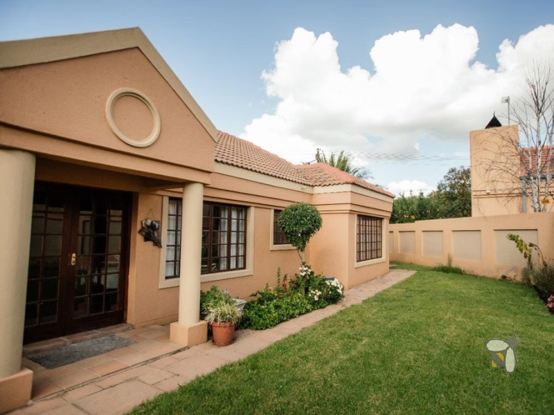 Secunda Central, Trichardt, Tuscan style house, 3 bedroom house for sale, 4 garages, motorized doors, skylight shower, home office, alarm system, tranquil living, suburban.