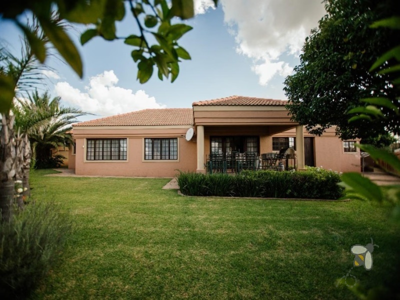 Secunda Central, Trichardt, Tuscan style house, 3 bedroom house for sale, 4 garages, motorized doors, skylight shower, home office, alarm system, tranquil living, suburban.