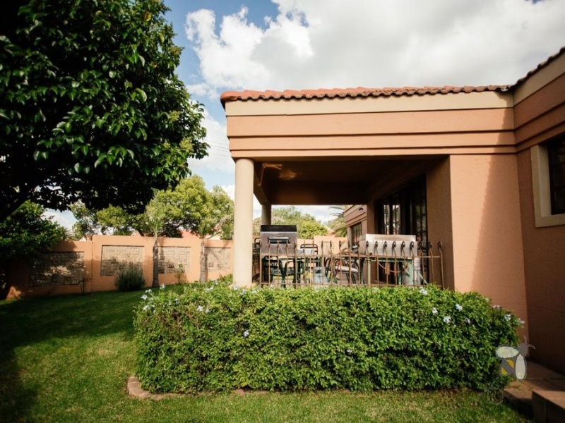 Secunda Central, Trichardt, Tuscan style house, 3 bedroom house for sale, 4 garages, motorized doors, skylight shower, home office, alarm system, tranquil living, suburban.