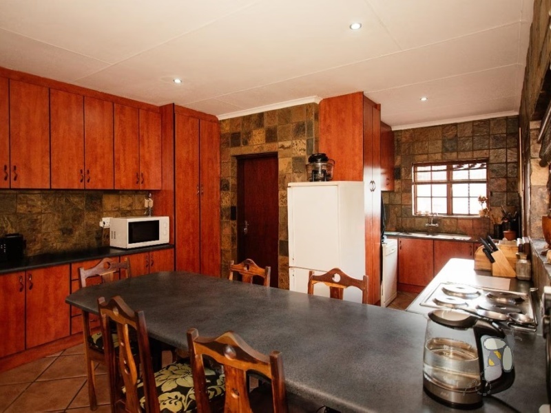Secunda Central, Trichardt, Tuscan style house, 3 bedroom house for sale, 4 garages, motorized doors, skylight shower, home office, alarm system, tranquil living, suburban.