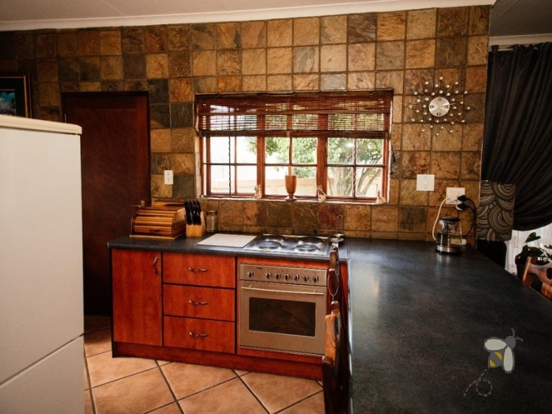 Secunda Central, Trichardt, Tuscan style house, 3 bedroom house for sale, 4 garages, motorized doors, skylight shower, home office, alarm system, tranquil living, suburban.