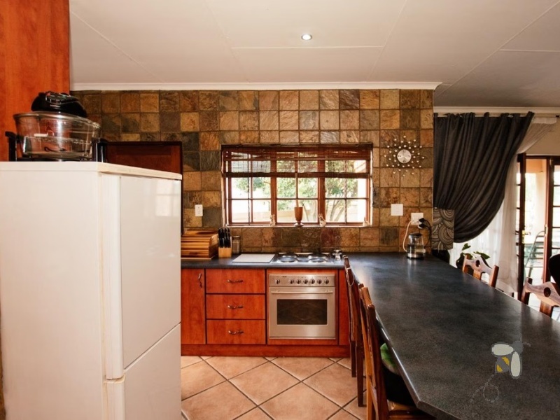 Secunda Central, Trichardt, Tuscan style house, 3 bedroom house for sale, 4 garages, motorized doors, skylight shower, home office, alarm system, tranquil living, suburban.